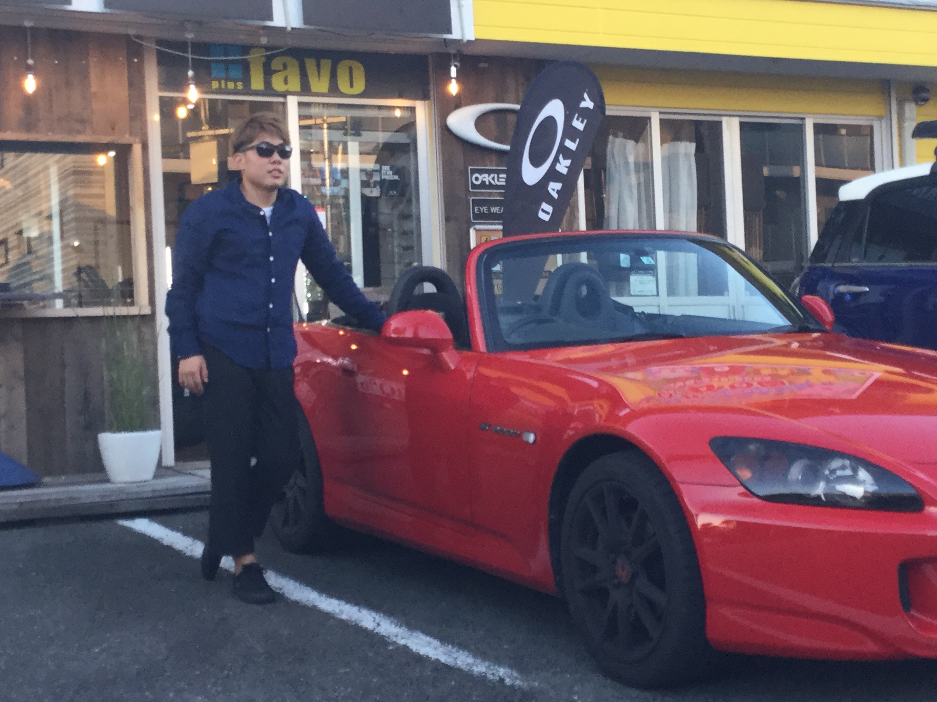 真っ赤なオープンカー