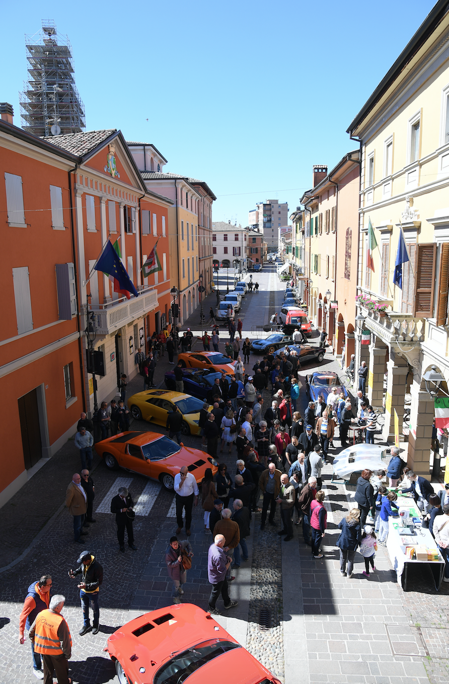 ランボルギーニの本拠地イタリアのサンターガタで、イオタJのフロントカウルを展示