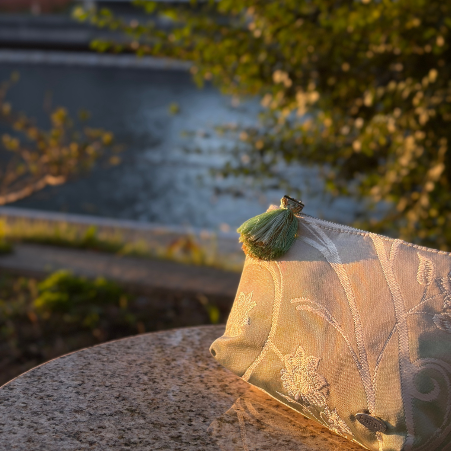 フォーマルにも映える“和モダンバッグ”