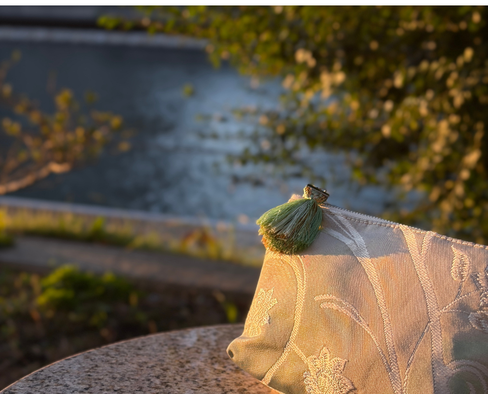 フォーマルにも映える“和モダンバッグ”