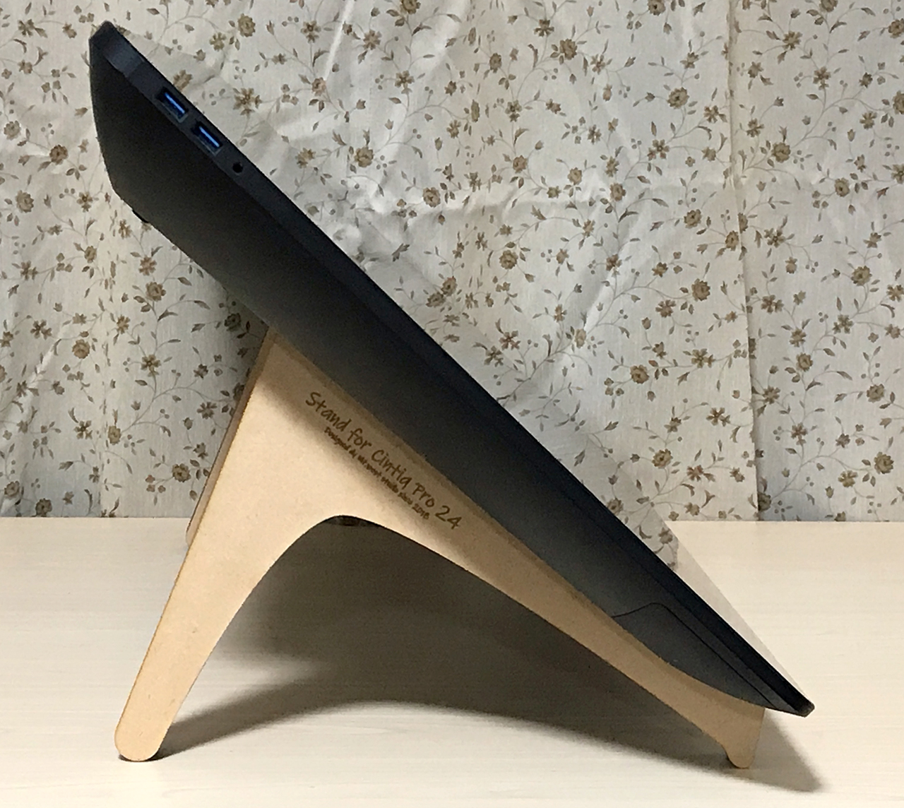 CintiqPro24の傾斜角上げスタンド42度傾斜版発売しましたー！