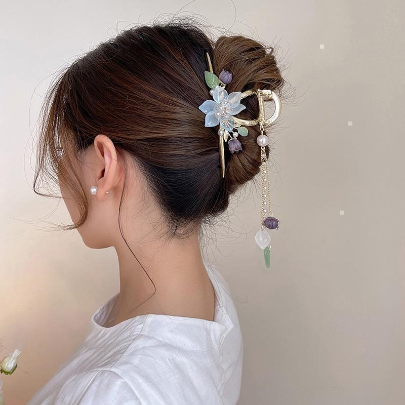 浴衣にぴったり！透明感あふれる水色フラワーヘアアクセサリーで、涼しげな夏の装いを演出