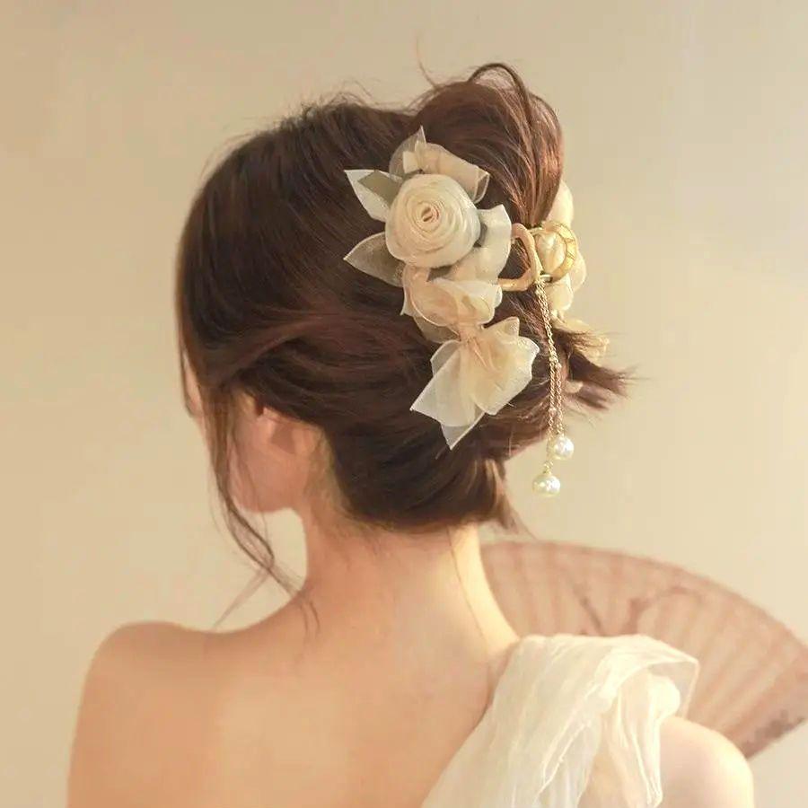 上品な輝きをプラス！ベージュの薔薇ヘアアクセサリーでエレガントな装いを