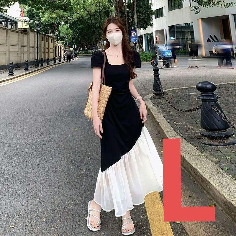 白レースが揺れるたび、大人の美しさが香る。リゾートにも街歩きにも映えるエレガントロングワンピース