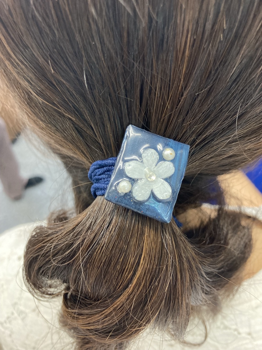 紺色のヘアゴム