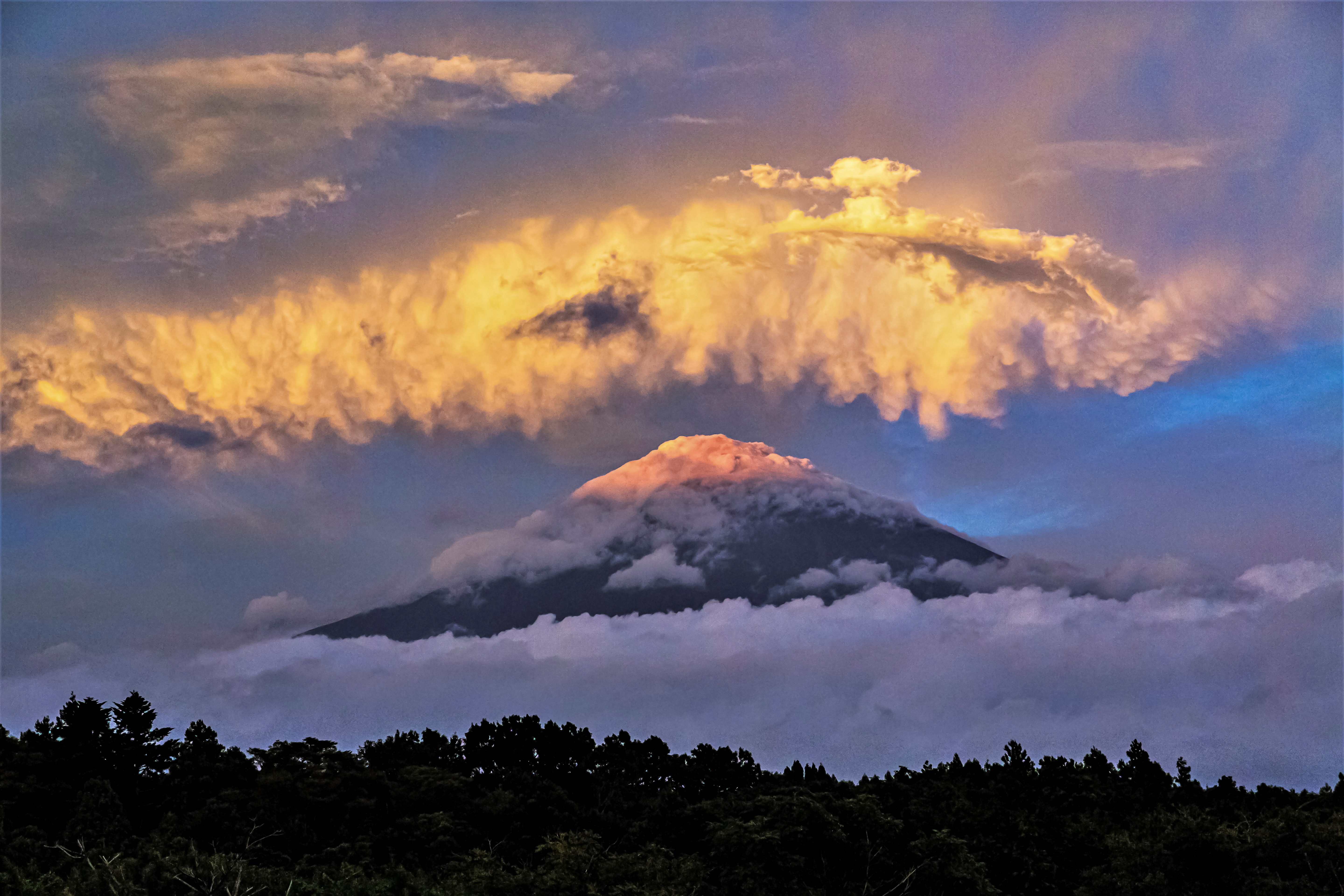 龍の様な雲と富士山　額の期間限定セール(1/11-3/31)まで)　3本限定です。