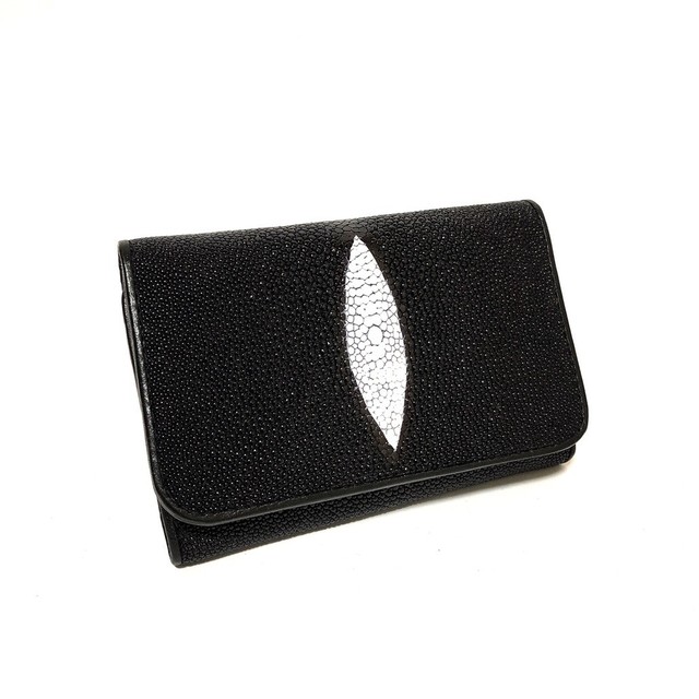 エキゾチックレザーの中でも珍しい皮革の特徴を持つエイ革スティングレイ3つ折り財布のご紹介！！