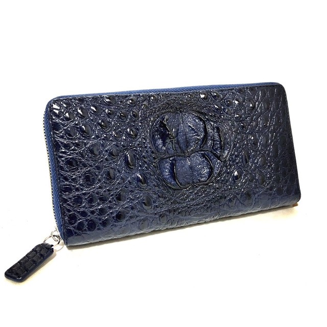 エキゾチックレザー・ワニ革クロコダイル特有のクラウンを用いた一枚革ワイルド長財布をご覧くださいませ。
