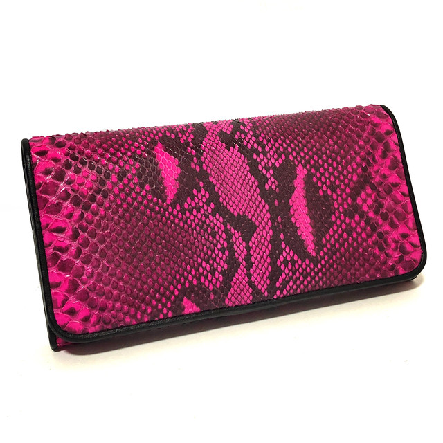 派手物好きも唸らせるこのピンク パイソン長財布を一度見てください！！　しかもがま口付き！！