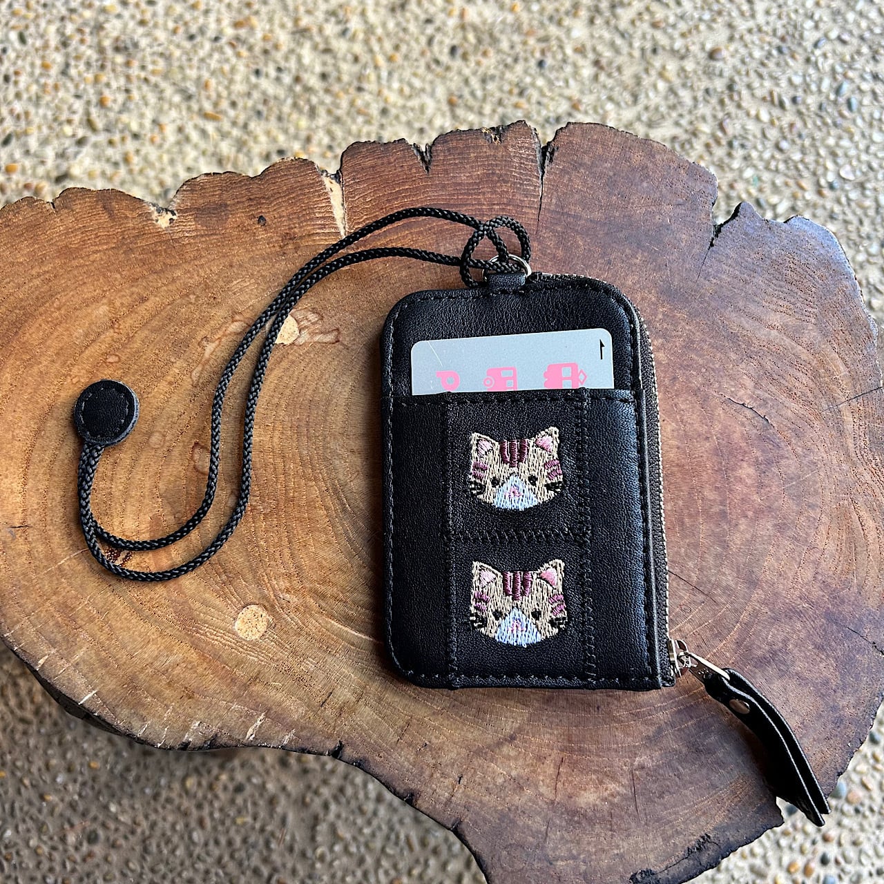 パスケース作ってます。