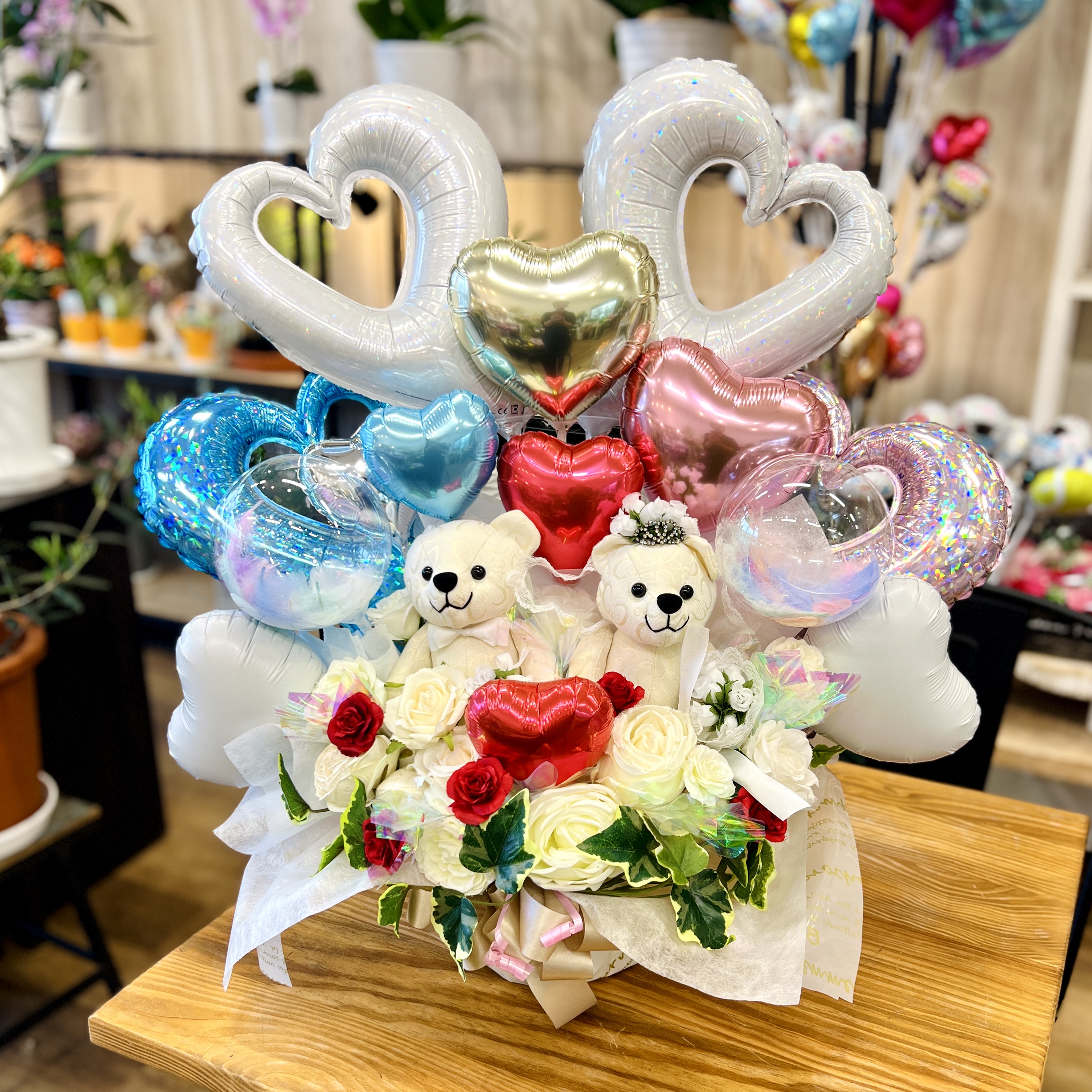 お客さまの“好き”をカタチに。広島カープカラーを取り入れた結婚祝いのバルーンアレンジ
