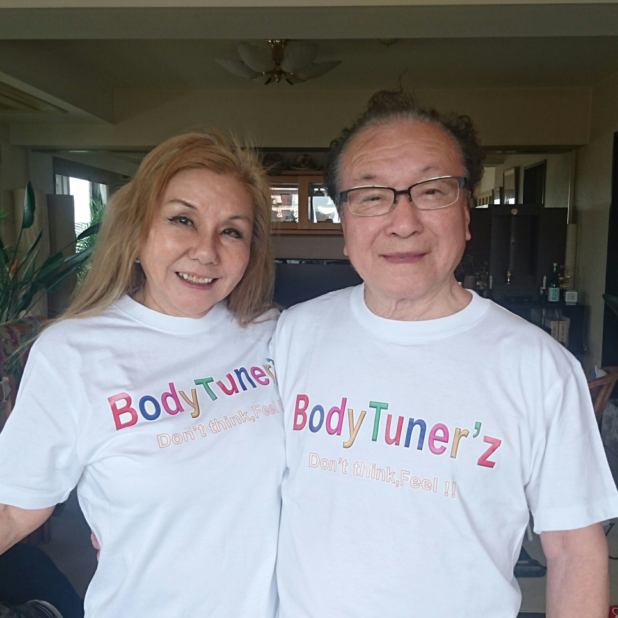 ８８歳＆７８歳のご夫婦も、カラフルな《BodyTuner'z》 Ｔシャツでペアルック！