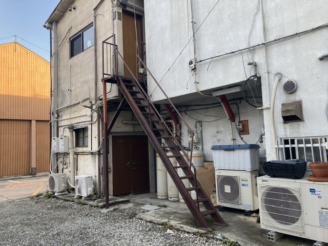 川の横の道