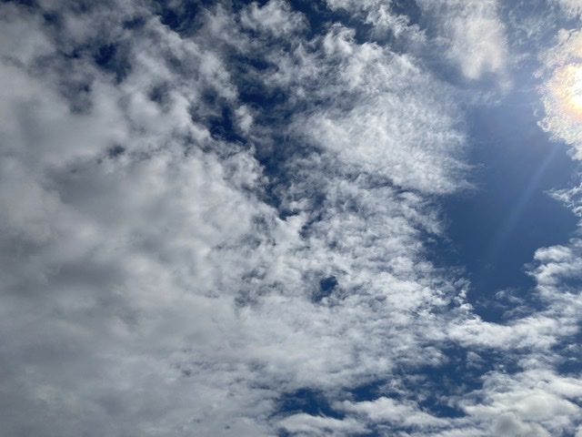 空を見る