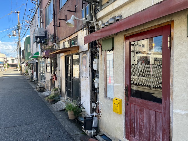 お店は定休日でした