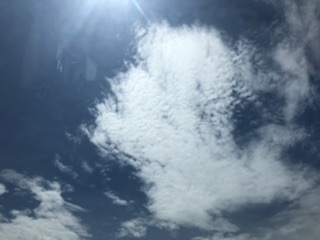 空を見る