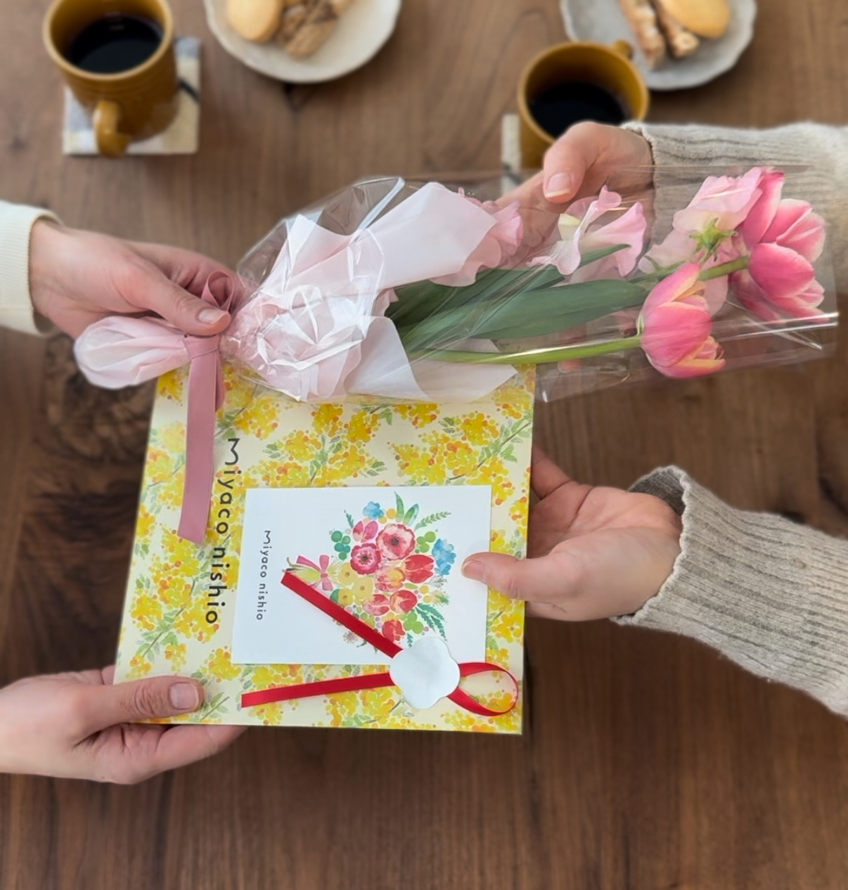 【今だけラッピング無料】まるでお花を贈るように。ギフトにぴったりのハンカチ。