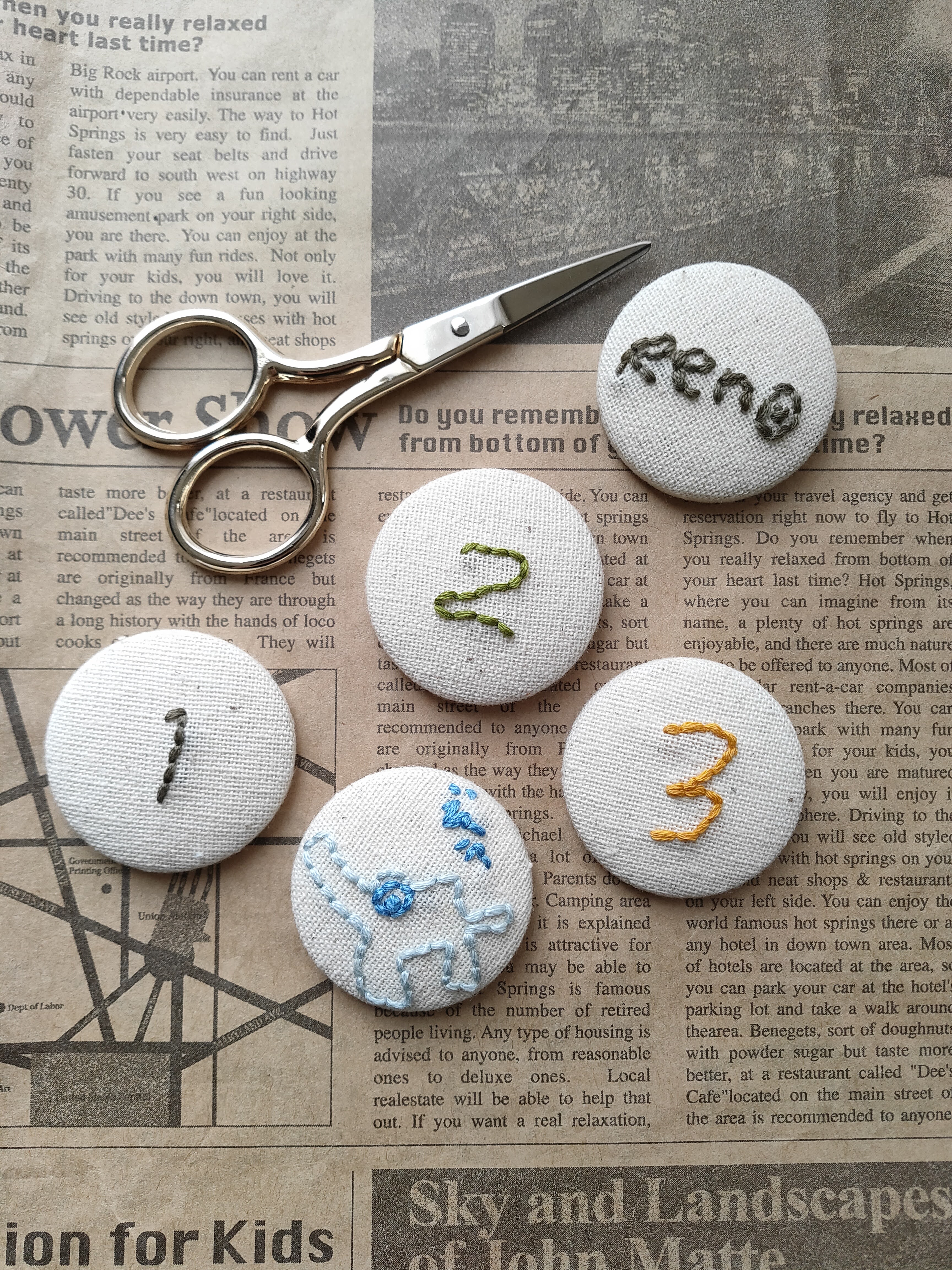手作り刺繍入りくるみボタン