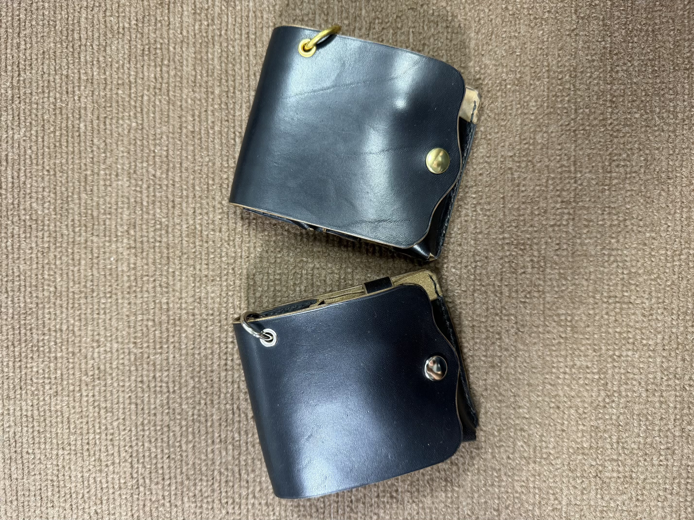 ホースバットにて仕立てた2つ折りウォレット金具のカラー違いです。
