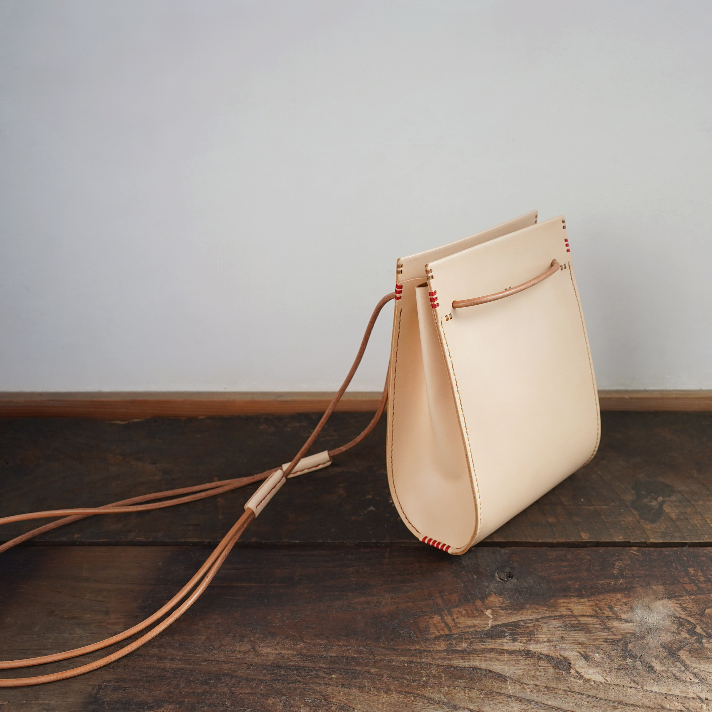 【オーダーメイド】肩掛け袋 牛ヌメ革 + 縫い糸のカスタマイズ「赤」