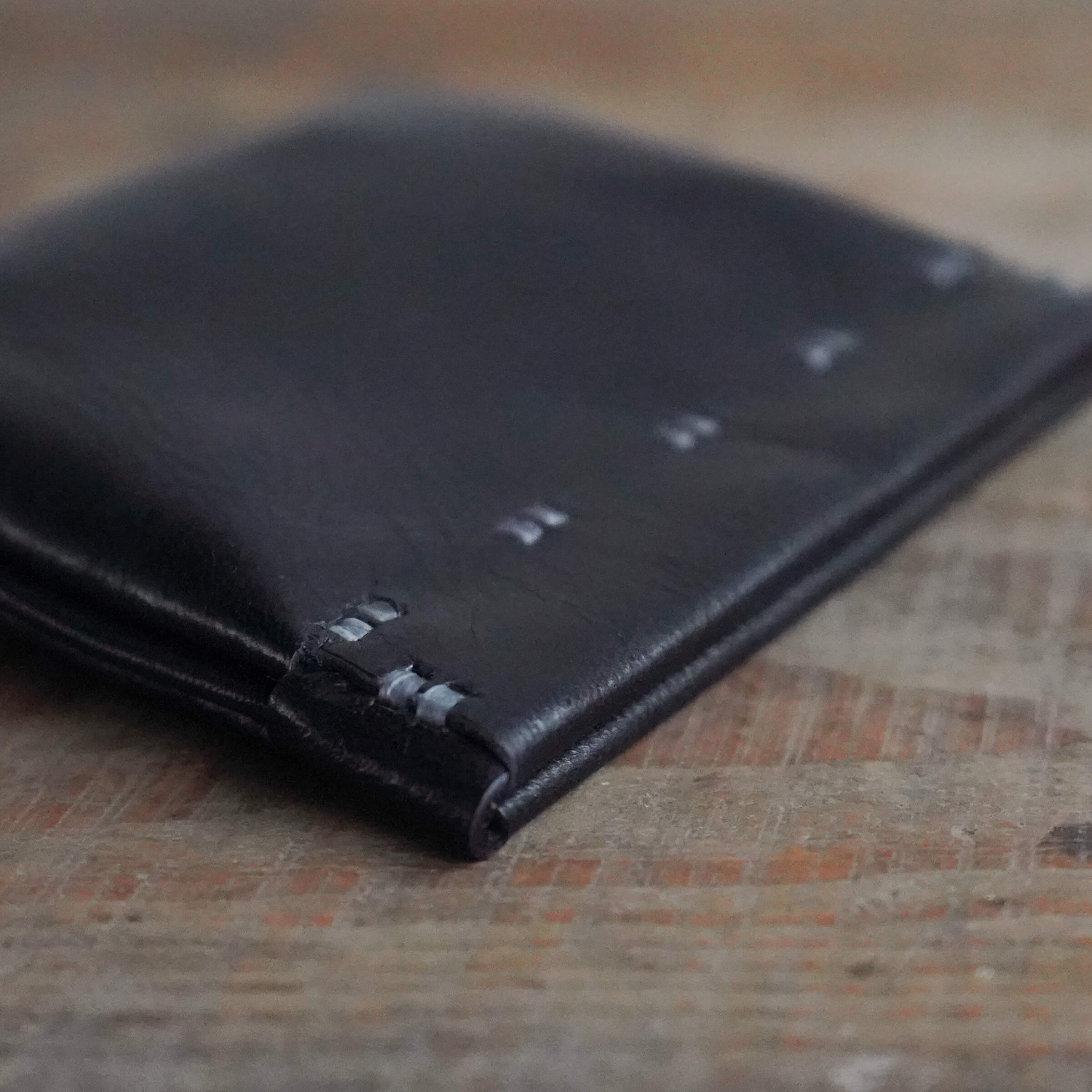 【縫い糸のカスタマイズ】バネ口財布 鹿革 紺 + 縫い糸のカスタマイズ「白」