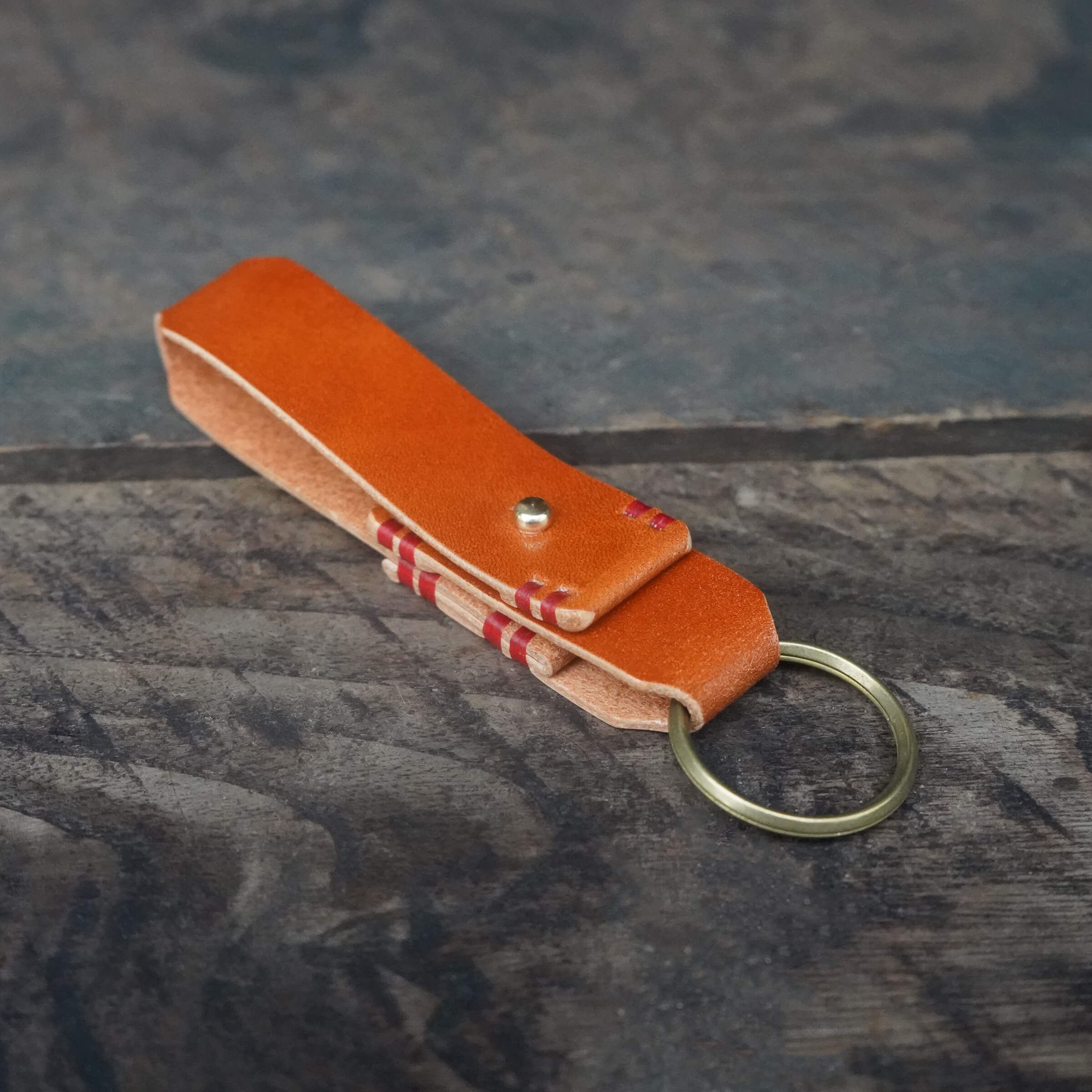 【縫い糸のカスタマイズ】丸吊具両面開き 牛革柿渋染 + 縫い糸のカスタマイズ「赤」