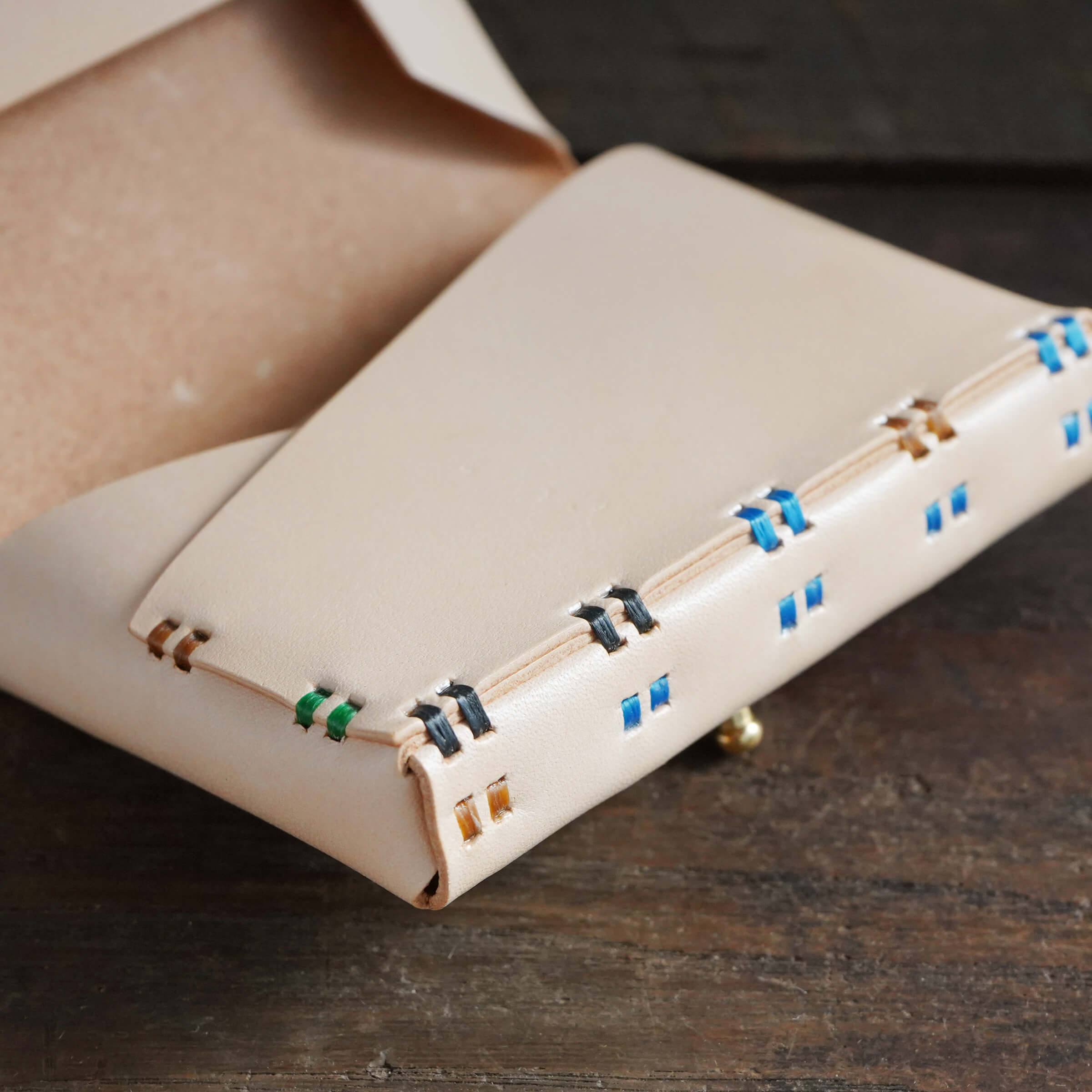 【縫い糸のカスタマイズ】小財布 牛ヌメ革 + 縫い糸のカスタマイズ「緑、青、黒」