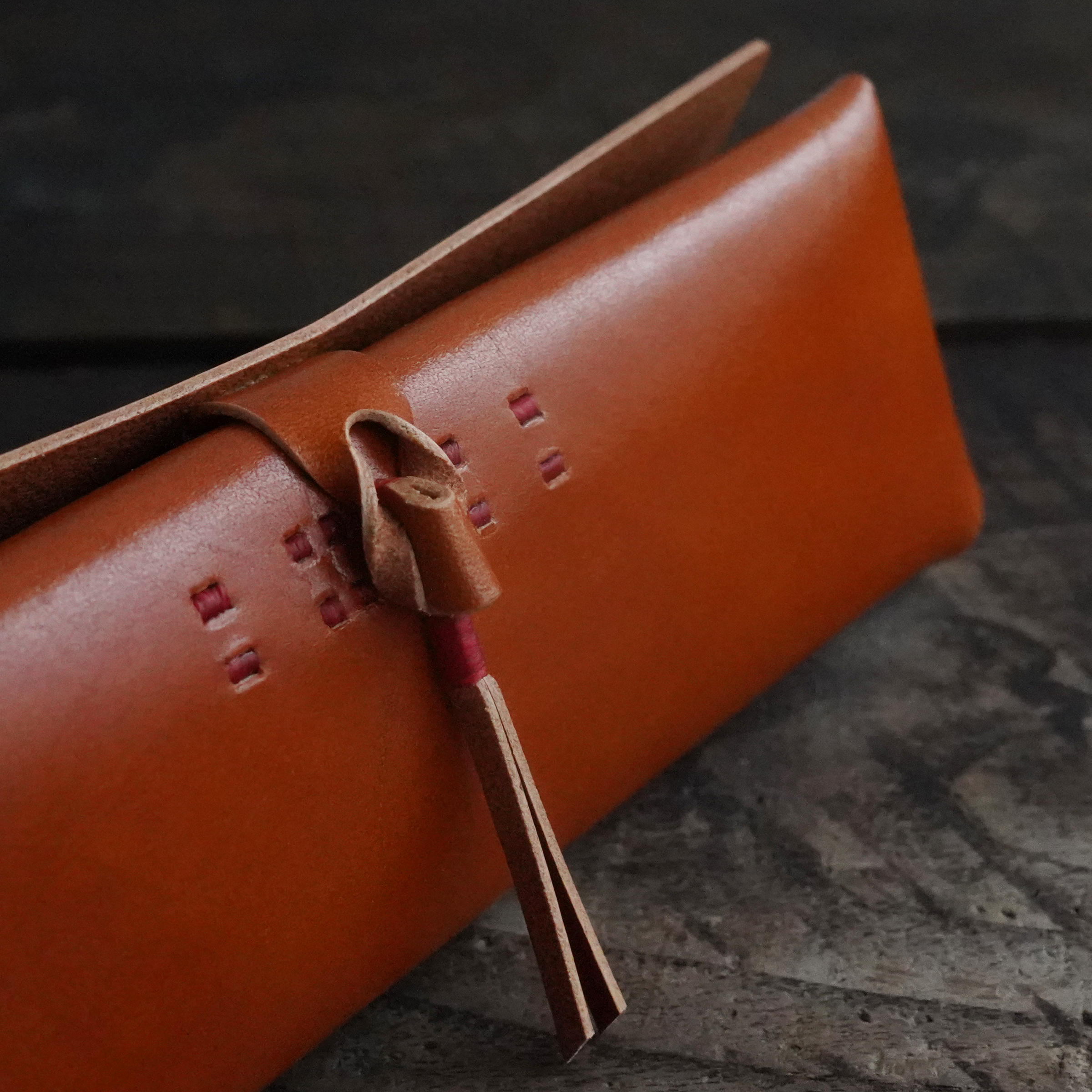 【縫い糸のカスタマイズ】三角筆入 牛革柿渋染 + 縫い糸のカスタマイズ「赤」