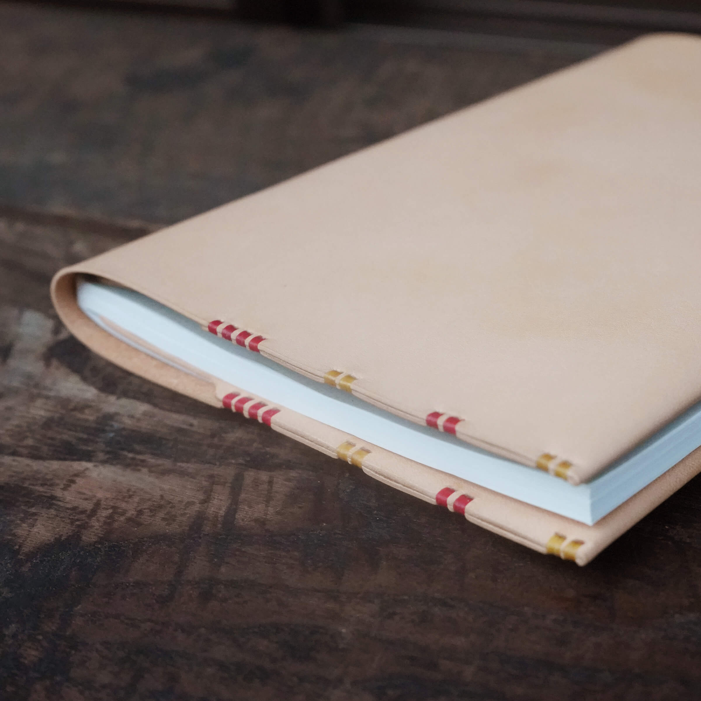 【縫い糸のカスタマイズ】ノートカバー A5サイズ 牛ヌメ革 + 縫い糸のカスタマイズ「赤・黄」