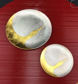 【敬老の日】金箔で描かれた鶴が鮮やかな、錫のお皿セットをプレゼントしてみませんか？