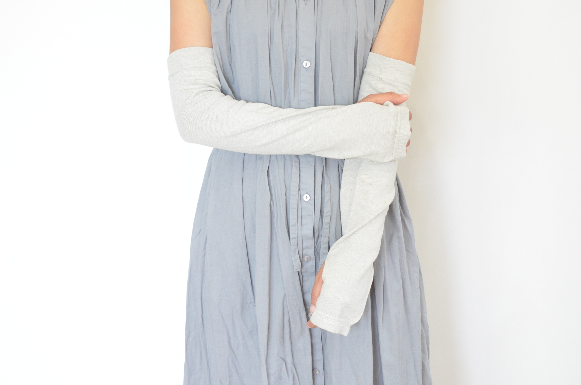 屋内の“冷え対策”にも使える「SUMI.LAB 薄手アームカバー」で夏のUVケア！