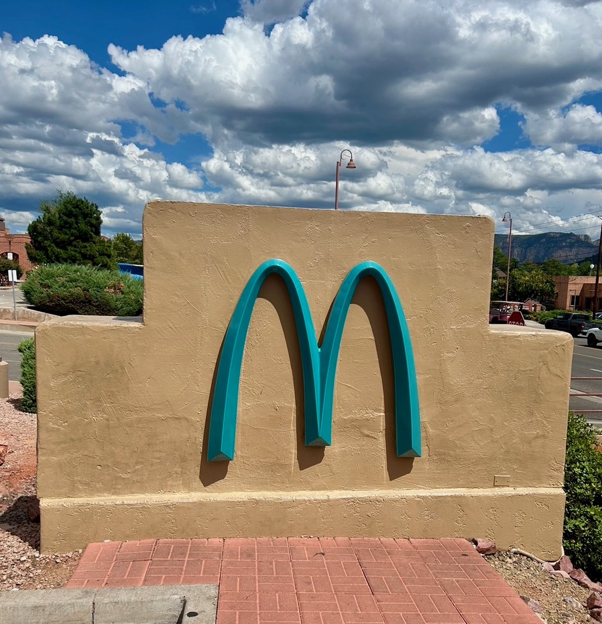 マクドナルドのMが青？！