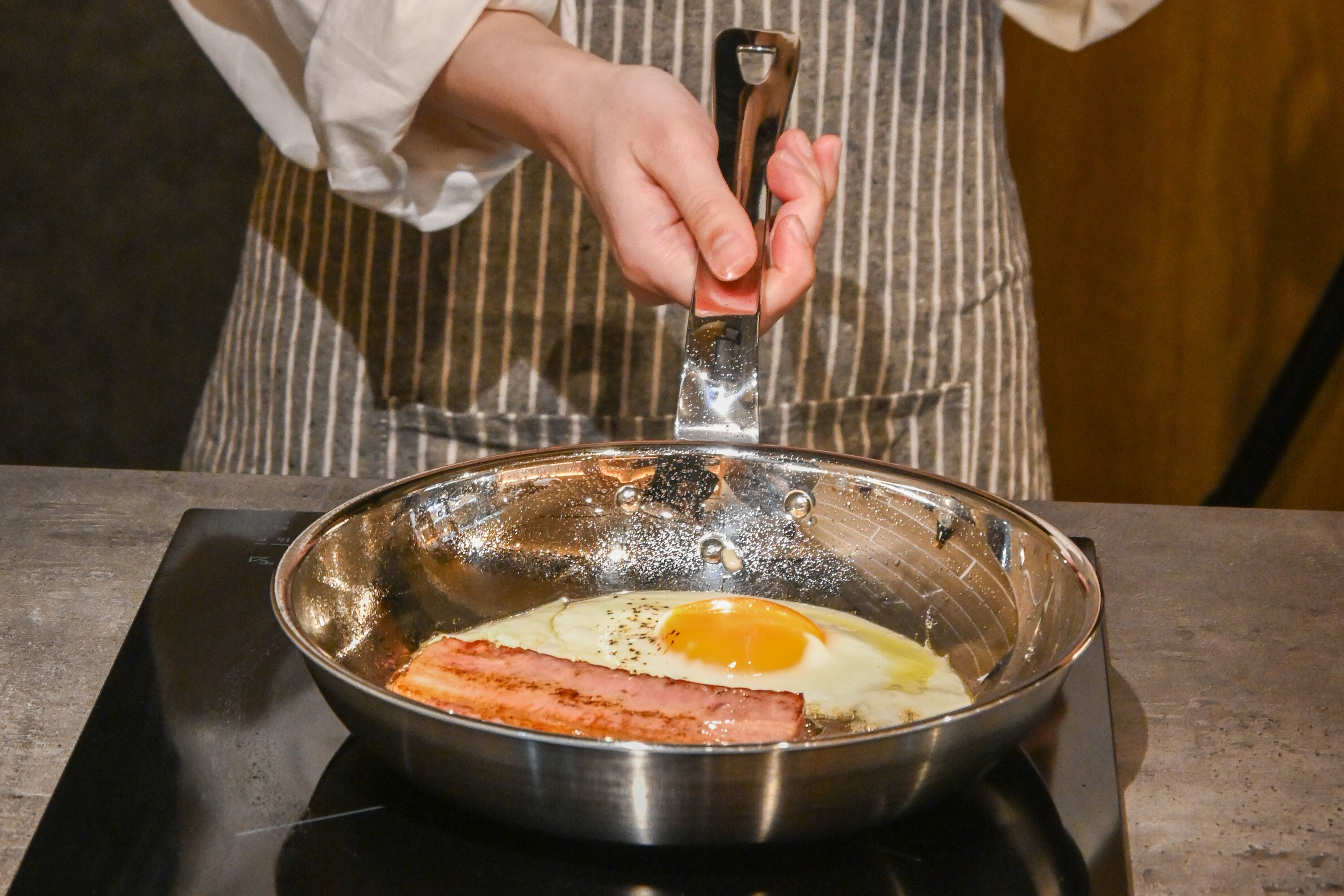 鏡のように輝くフライパンで、料理がもっと楽しくなる!アルミクラッド三層フライパンが愛される理由