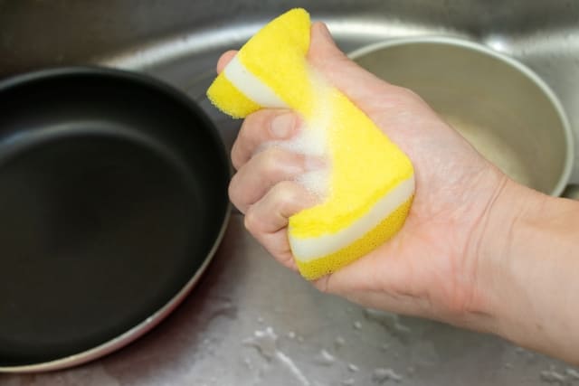 フライパンは何年使える？寿命の目安と買い替えサインを解説