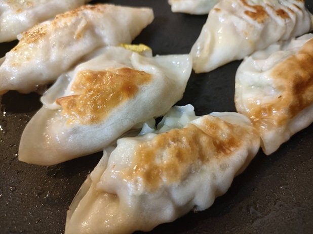 餃子がフライパンにくっつく！　～失敗しにくい焼き方と上手に焼くポイントを紹介～