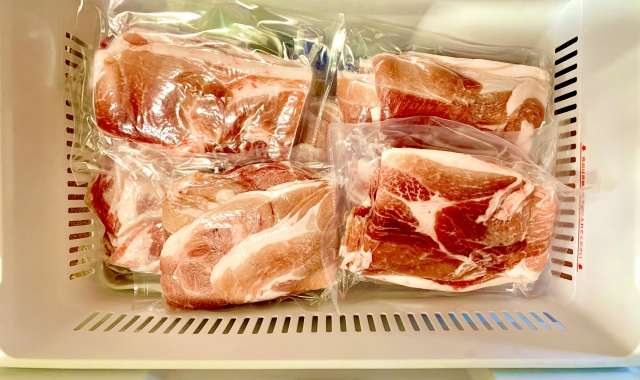 【時短裏ワザ】フライパンの裏面で冷凍肉は解凍できるのか？　フジノスのフライパンで検証！