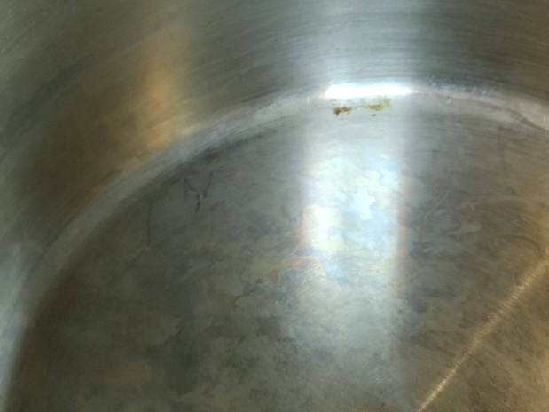 鍋の底が虹色に･･･これって大丈夫？変色の原因と害の有無・落とし方のコツを紹介