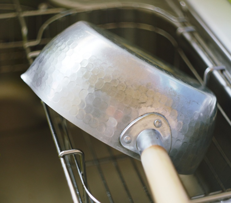 料理に便利な雪平鍋を解説。素材別の特徴と選び方