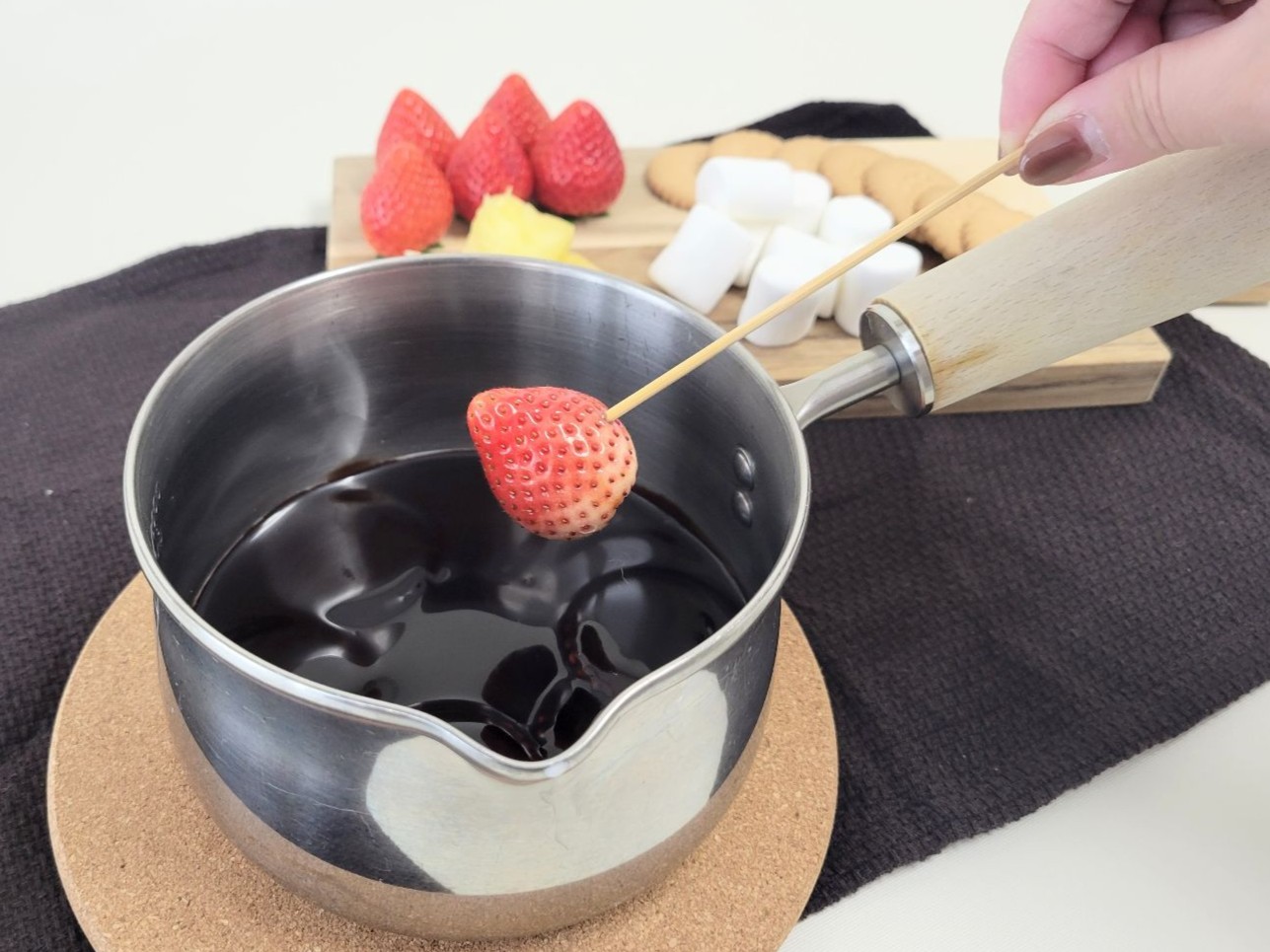 バレンタインは家族や友人とワイワイ楽しもう！ミルクポットで簡単チョコフォンデュ作り♪