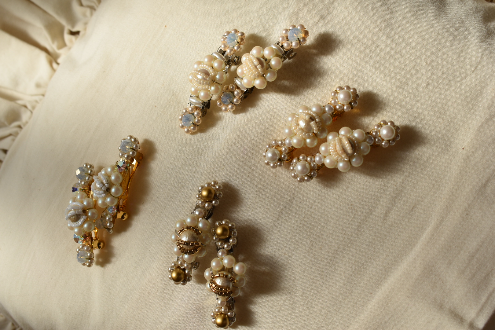 Pearl / Wood flower mini barrette