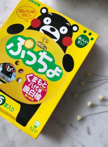 スウィングするとキラッと輝くクリスタルのピアス