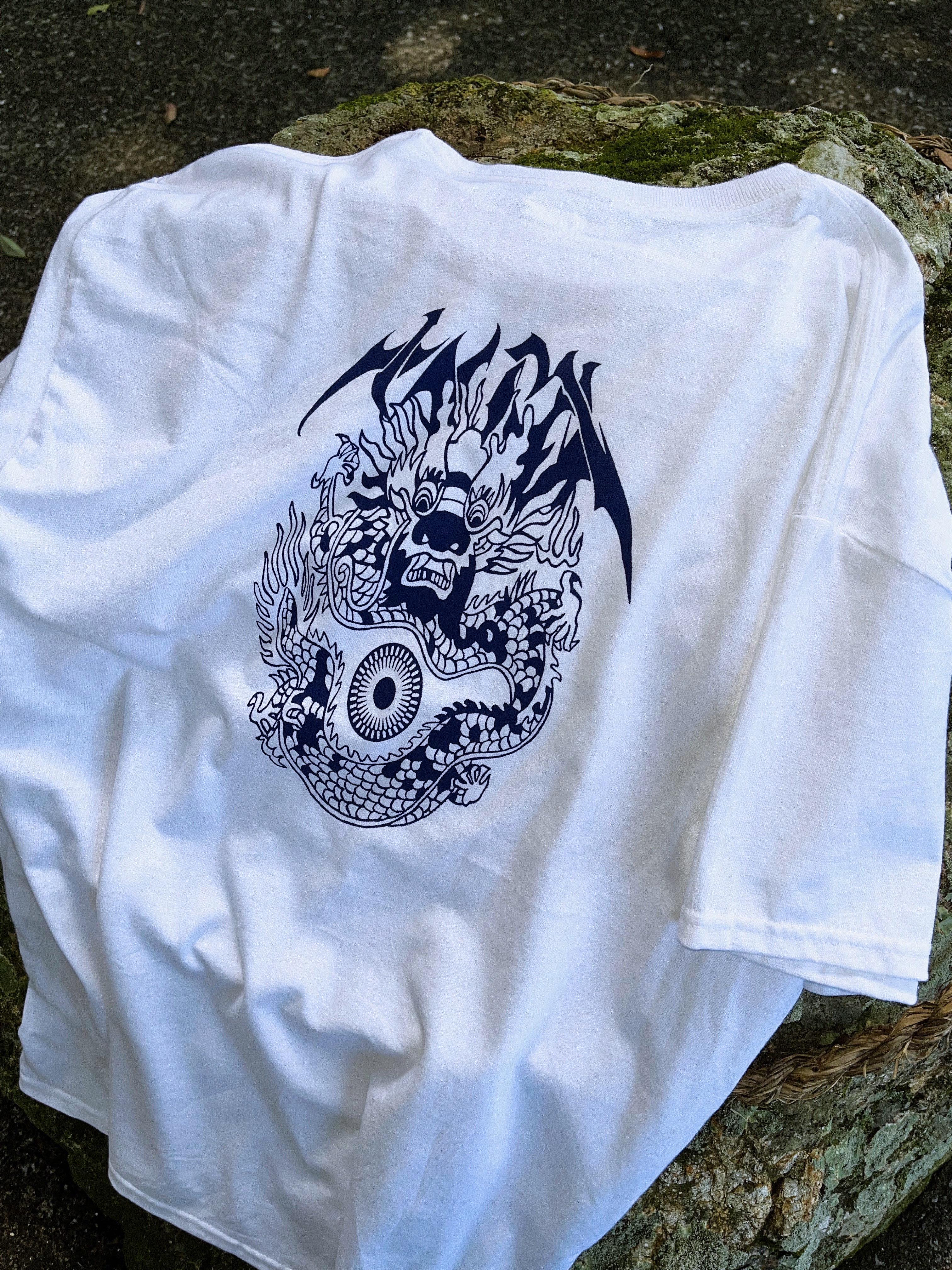 インパクト満点なドラゴンTシャツ
