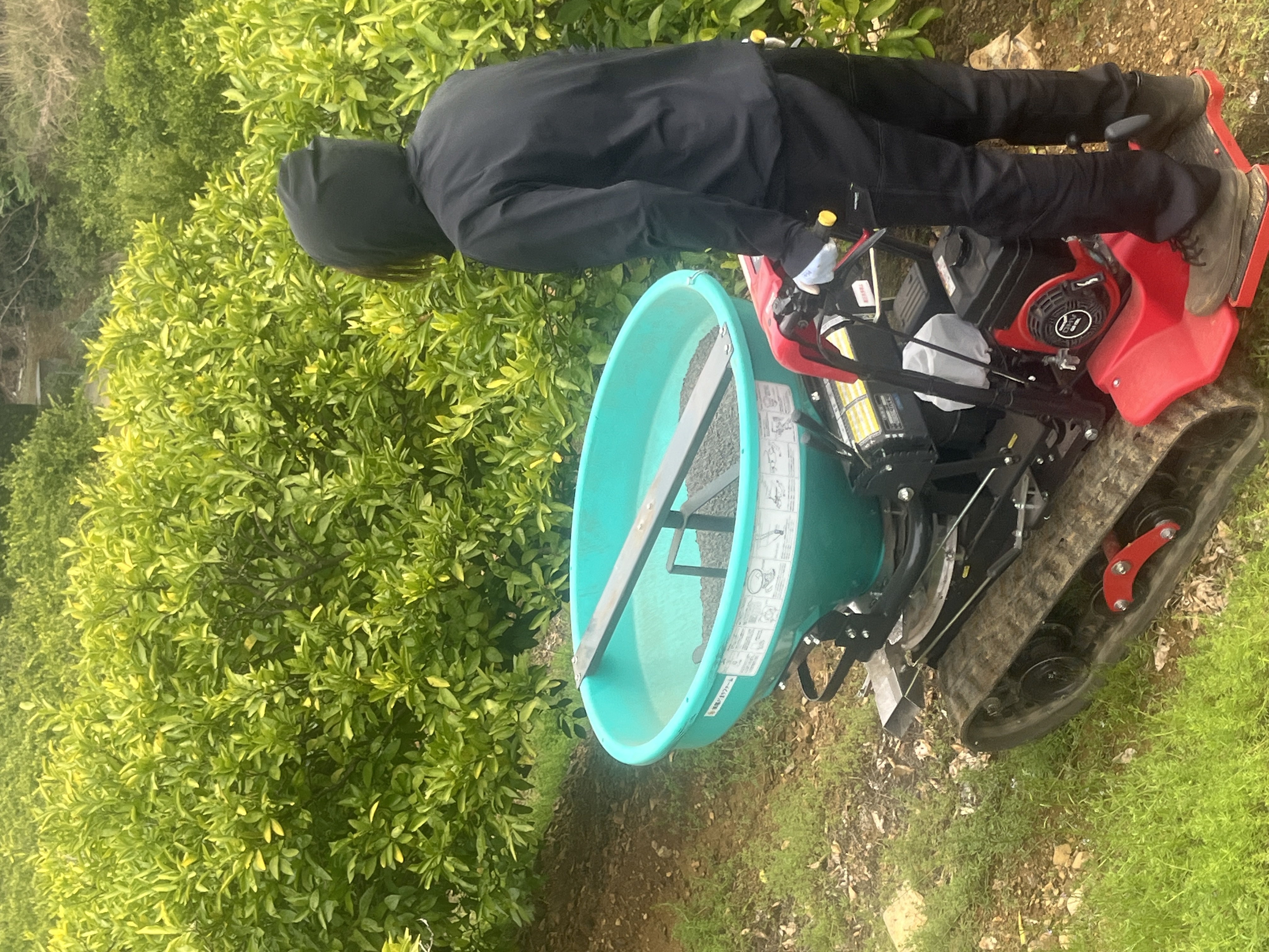 条件の違う畑と向き合いながら行う、春の肥料散布