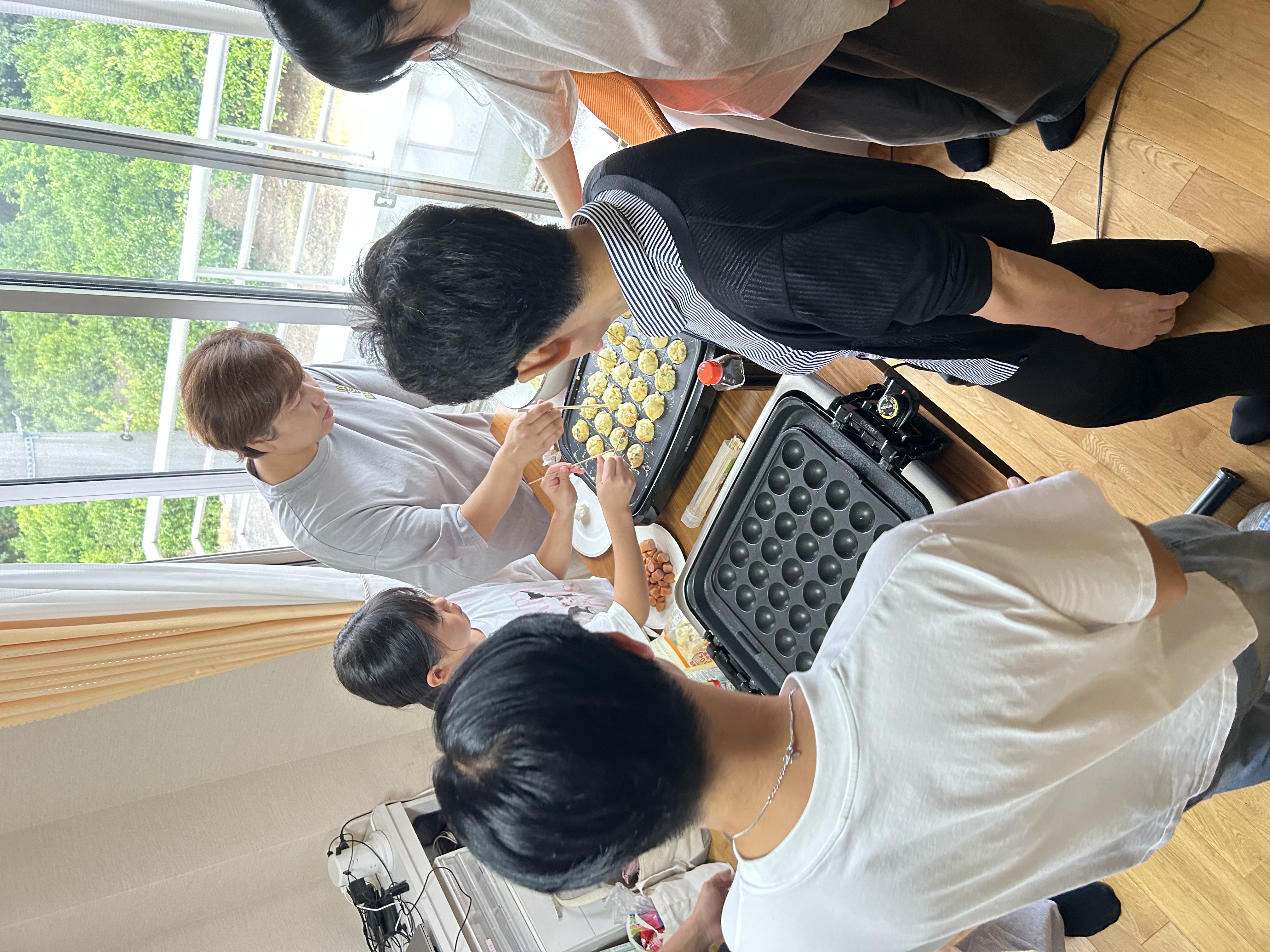 🌞 休日のひととき：スタッフみんなで「たこ焼きパーティー」！