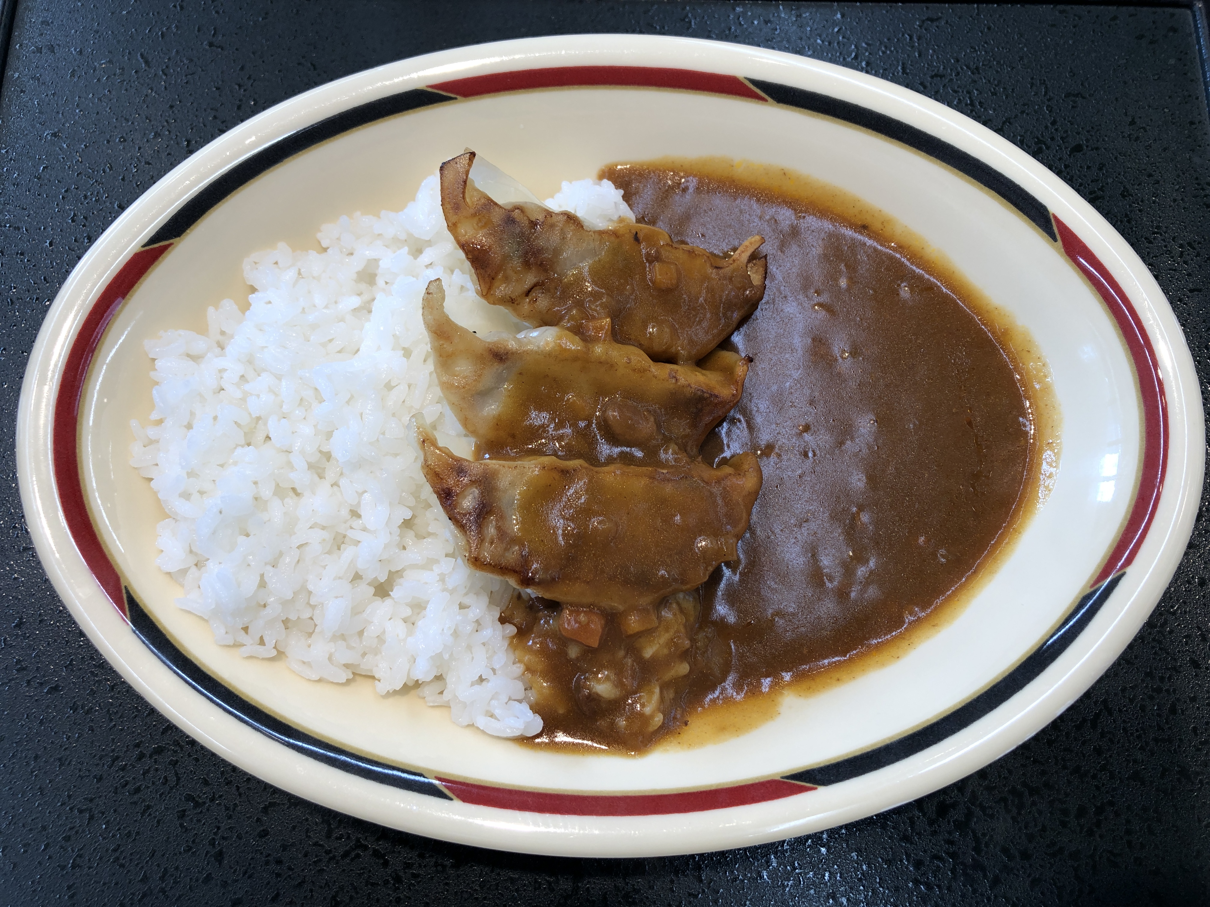 札幌民のソウルフード「みよしの」の「ぎょうざカレー」