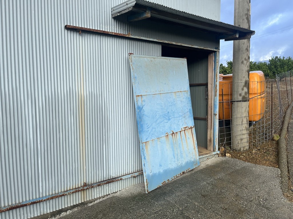 古い倉庫の扉が壊れる