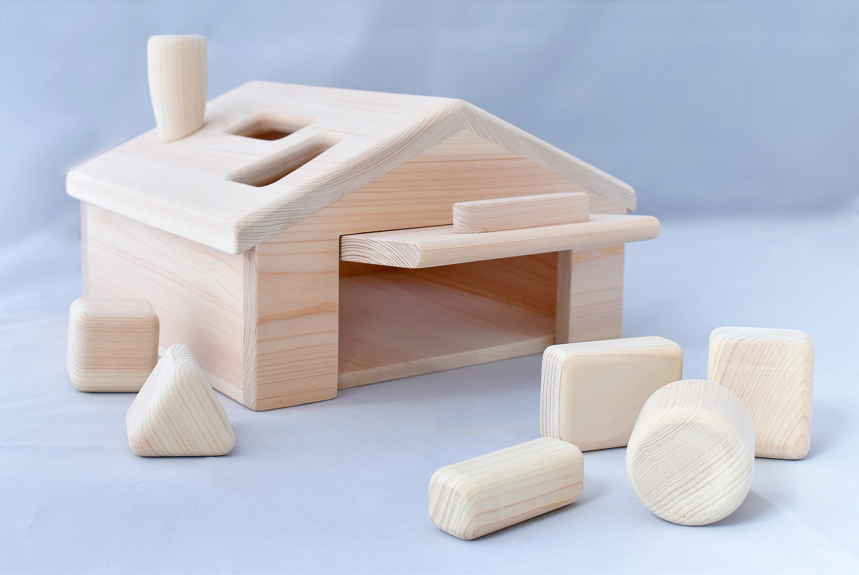 吉野町ファーストトイプレゼント『型はめブロック材木屋さん』デザイン・製作しました。
