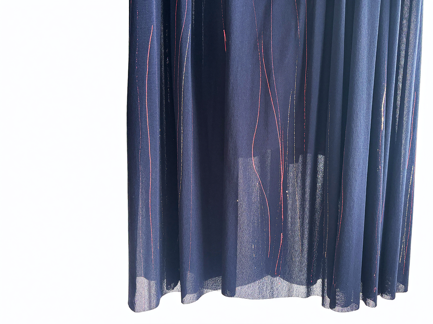 一瞬で肌が冴える。衣装デザイナーが贈る「ネイビー×パープル」の引き立て魔法