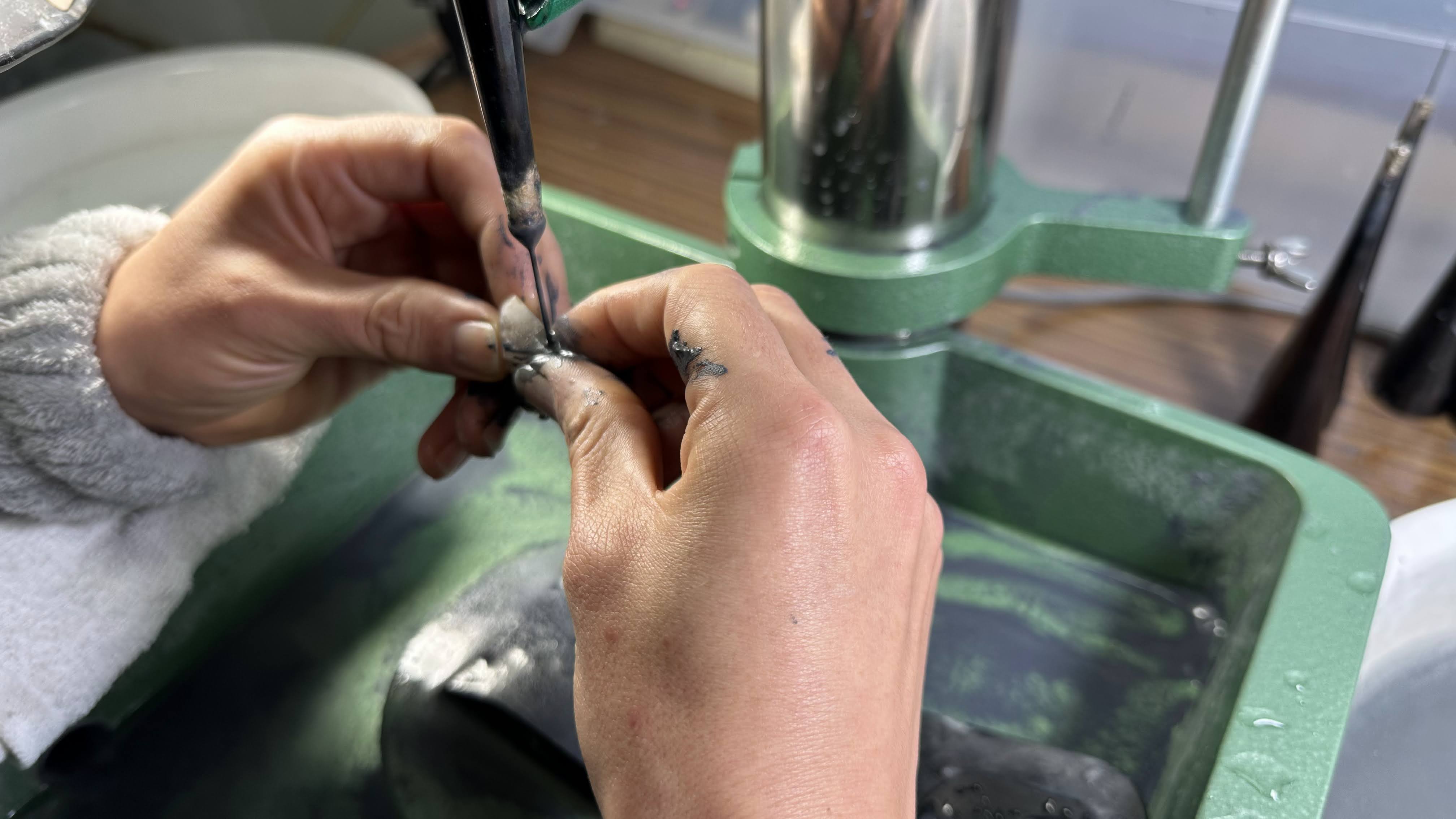 ジュエリーを作るために穴を開ける