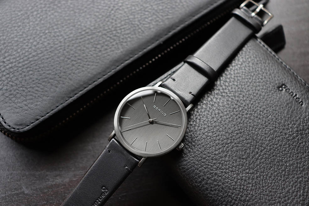 北欧のミニマルデザインと革の温もり | 「genten × BERING」第2弾コラボ腕時計が発売